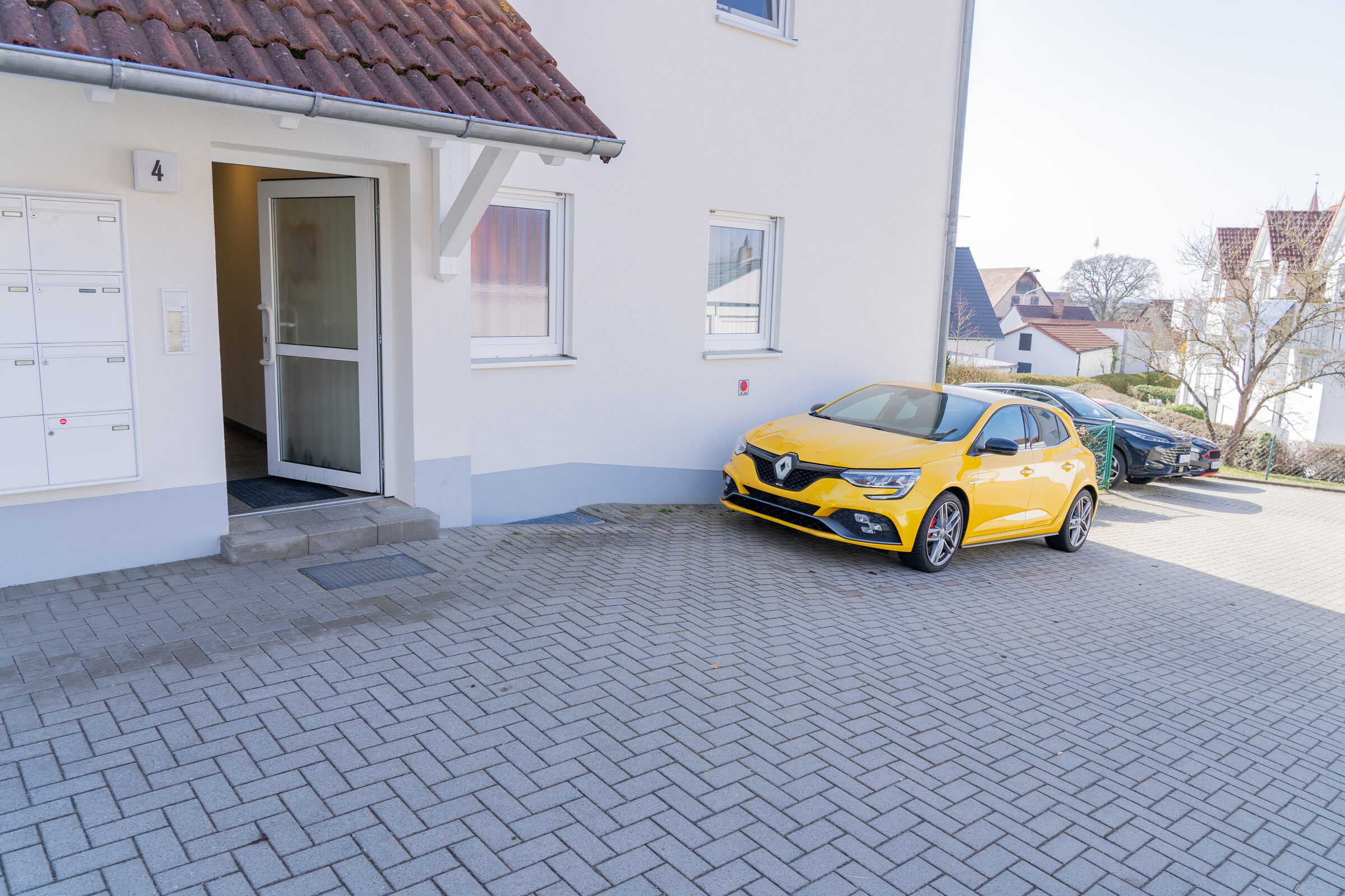 Hausansicht mit Stellplatz